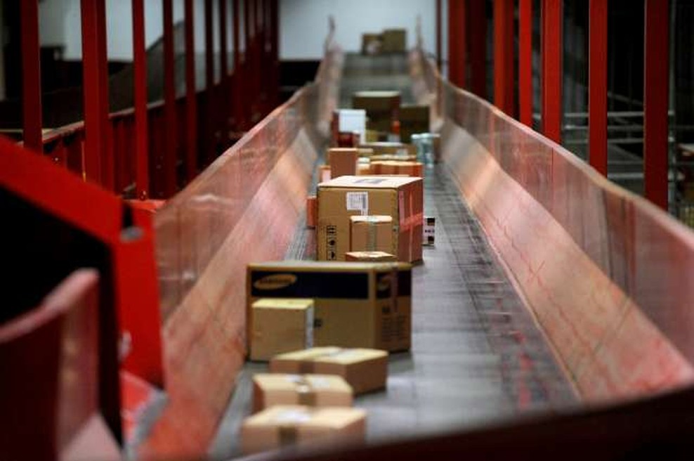 Pošta zaradi epidemije beleži še večji obseg paketnih pošiljk (foto: Tamino Petelinšek/STA)