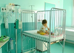 Otroci in dolgi rep covida-19, ki ima obliko klinične slike sepse ali multiorganskega vnetja