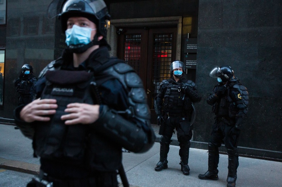 Petkovi kolesarski protestniki so se z dveh koles preselili na štiri (foto: profimedia)