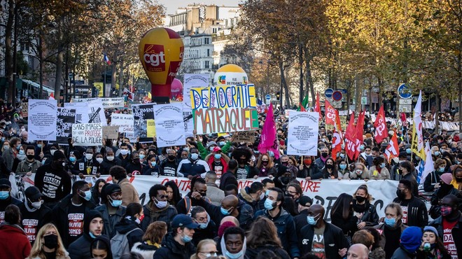 V Franciji množični protesti proti zakonu, ki bi prepovedal snemanje policistov (foto: profimedia)