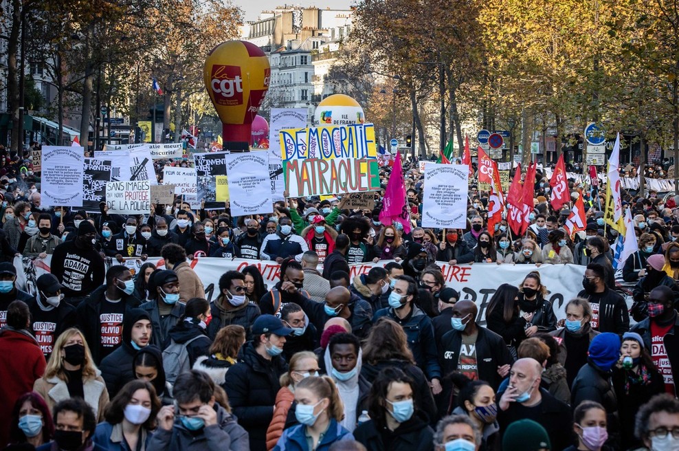 V Franciji množični protesti proti zakonu, ki bi prepovedal snemanje policistov (foto: profimedia)