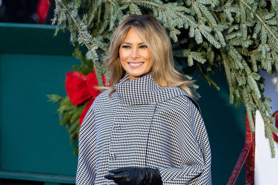 Melania Trump razkrila svojo zadnjo božično okrasitev Bele hiše, ki ji je dala naslov "America the Beautiful" (video)