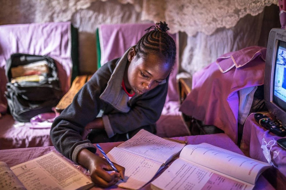 Dve tretjini otrok na svetu doma nima dostopa do interneta (foto: UNICEF/Otien)