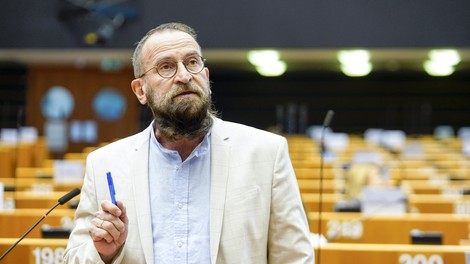 Evroposlanec Orbanovega Fidesza in velik nasprotnik LGBT+ pravic ujet med skupinskim seksom 25 moških