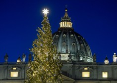Kako se s preteklimi božičnimi drevesi v Vatikanu primerja slovenska 30-metrska smreka