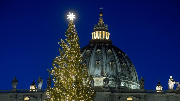 
                            Kako se s preteklimi božičnimi drevesi v Vatikanu primerja slovenska 30-metrska smreka (foto: Profimedia)