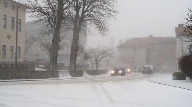 V zahodnem delu države več težav v prometu zaradi sneženja (foto: Rosana Rijavec/STA)