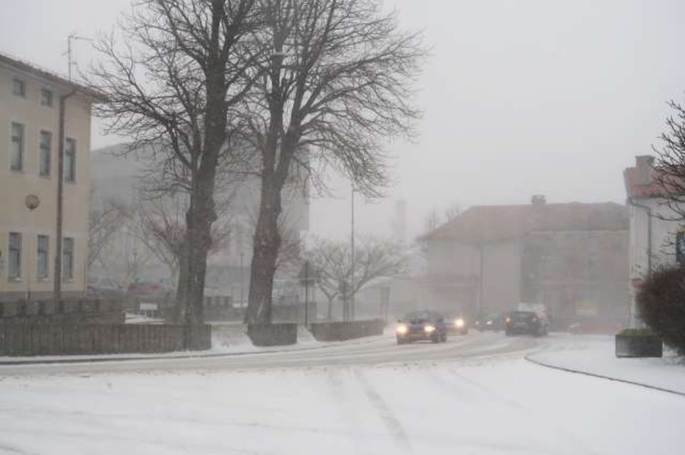 V zahodnem delu države več težav v prometu zaradi sneženja (foto: Rosana Rijavec/STA)