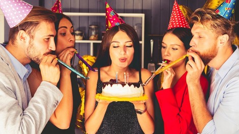 Inovativno čudaški način rezanja torte, ki je sprožil vroče debate