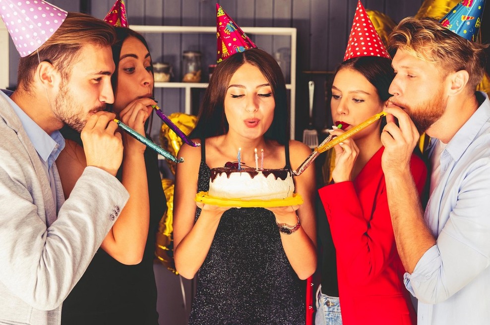Inovativno čudaški način rezanja torte, ki je sprožil vroče debate (foto: Profimedia)