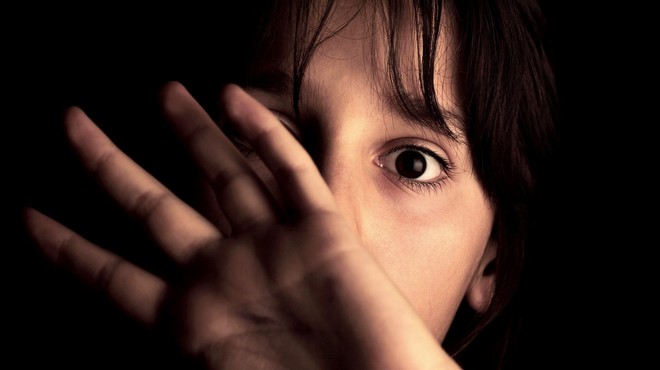 Bodo storilci spolnih zlorab otrok kmalu lahko neovirano delili posnetke zlorab? (foto: profimedia)