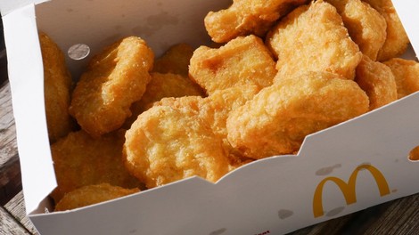 Ko so izvedeli, kako v McDonaldsu zares pripravljajo popularne nuggetse, niso bili navdušeni!