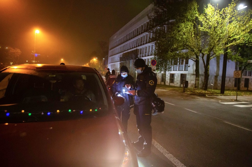 Drugi petek zapored so se protestniki odpravili na ulico z avtomobili (foto: profimedia)