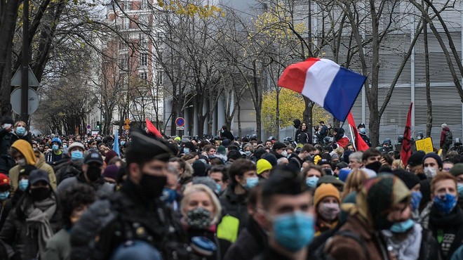 Pariški protest proti policijskemu nasilju se je končal z izgredi in uničevanjem (foto: profimedia)