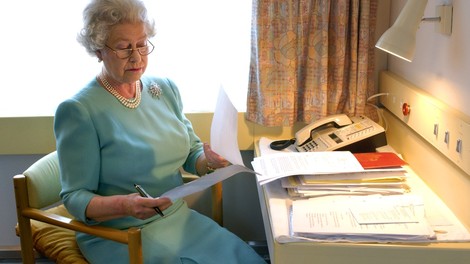 V Veliki Britaniji odobrili cepivo, med prvimi se bosta cepila kraljica Elizabeta in princ Philip