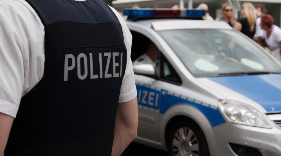 Policija zaradi kršenja protikoronskih pravil prekinila svingersko zabavo (foto: Shutterstock)