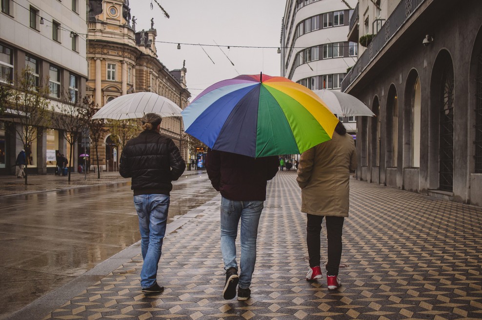 Odstotek potrjenih okužb v nedeljo ostaja zelo visok (foto: Shutterstock)