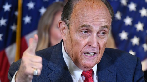 Trumpov odvetnik Giuliani pozitiven na koronavirus, v nedeljo so ga prepeljali v bolnišnico