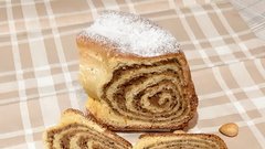 <h4>Lešnikova potica</h4>
<p><strong>Testo:</strong> 600g moke, kocka kvasa Fala, 3 žlice sladkorja, vanilij sladkor, 80 g masla, 2,5 - 3 dl mleka, 4 rumenjake, čajna žlička soli, limonina lupinica, žlica ruma.</p>
<p><strong>Nadev:</strong> 600 g praženih, mletih lešnikov, 1,5 dl sladke smetane, 1 mala kisla smetana, 150 g sladkorja, 1 vanilij sladkor, 2 rumenjaka, malo cimeta, limonina lupinica, žlica ruma, drobtine po potrebi</p>
<p>Najprej si pripravim sestavine za testo, potem pripravim kvasni nastavek. V skodelico nadrobim kvas, dodam žličko sladkorja, žlico moke in malo toplega mleka in premešam. V presejano moko zamešam sol. Raztopljeno maslo, sladkor, vanilij sladkor in rumenjake, dobro zmešam v drugi posodi in dodam toplo mleko, rum in limonino lupinico. To med mešanjem s kuhalnico zlivam v moko in dodam še narasel kvasni nastavek in zamesim testo. Pokrijem ga s kuhinjsko krpo in pustim vshajati, da se količina testa podvoji.</p>
<p>Medtem pripravim nadev. Zmlete in še prej popražene lešnike poparim s kislo smetano, premešam in dodam vse ostale sestavine. Nazadnje primešam še sneg dveh beljakov. Če je nadev preredek, dodam še malo drobtin.</p>
<p>Pripravim si glinen model za potico in ga premažem z maslom.</p>
<p>Vzhajano testo poveznem na pomokan prt , ga razvaljam, premažem z nadevom, trdno zavijem in štrukelj previdno položim v model. Z nabodalom ga še večkrat prebodem do dna in pokrijem s prtom, ter pustim vshajati približno eno uro, potem ga dam v prej ogreto pečico na 180 stopinj in se peče eno uro.</p>
<p>Pečeno potico še nekaj časa pustim v modelu, potem jo previdno prevrnem na mrežico, kjer se počasi ohladi.</p>