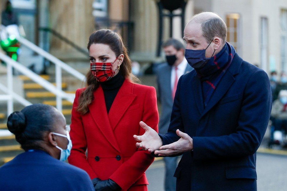 Potovanje princa Williama in Kate dviga precej prahu, na Škotskem in v Walesu doživela hladen sprejem