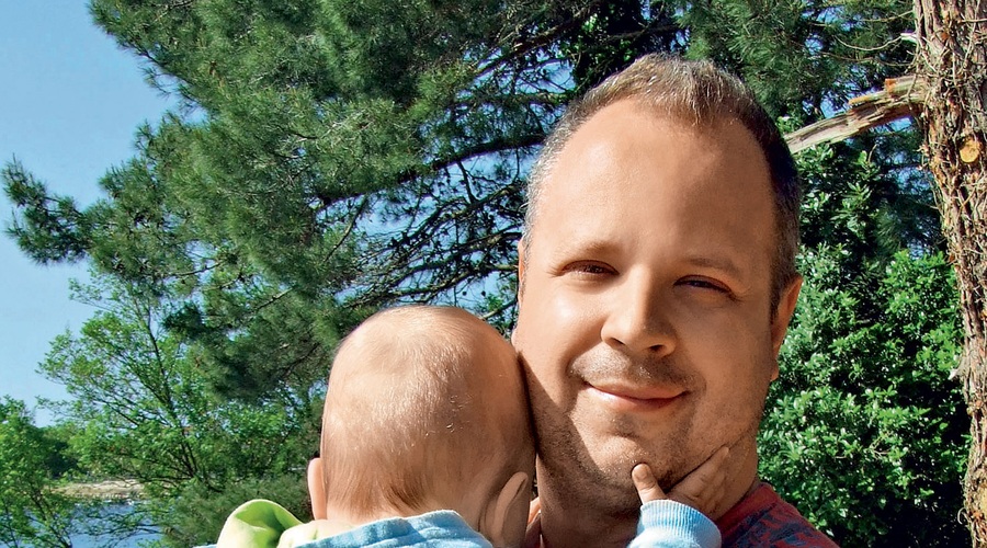 Mark Žitnik o mavrični družini: "Sinu na enak način namažem evrokrem na kruh." (foto: Revija Story)