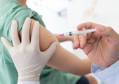 V Veliki Britaniji se bo danes začelo cepljenje prebivalstva proti covidu-19