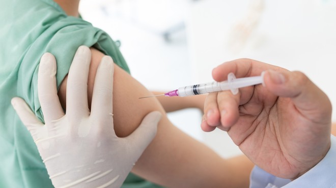 V Veliki Britaniji se bo danes začelo cepljenje prebivalstva proti covidu-19 (foto: Shutterstock)