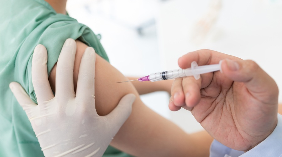 V Veliki Britaniji se bo danes začelo cepljenje prebivalstva proti covidu-19 (foto: Shutterstock)