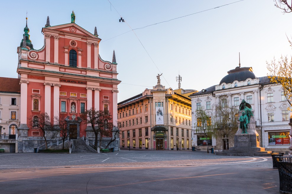 Vlade danes o dveh različnih predlogih za nadaljevanje ukrepov, na mizi Počivalškov in Gantarjev predlog (foto: Shutterstock)