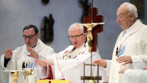 Škofje pisali Janši, da pričakujejo odpravo prepovedi verskih obredov