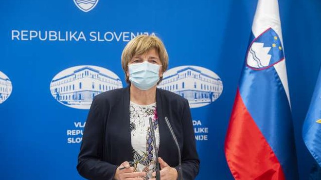 Za zaščito nosno-ustnega predela je po novem obvezna maska, ne zadostujeta ruta ali šal (foto: Bor Slana/STA)