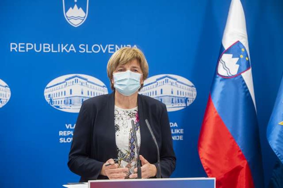 Za zaščito nosno-ustnega predela je po novem obvezna maska, ne zadostujeta ruta ali šal (foto: Bor Slana/STA)