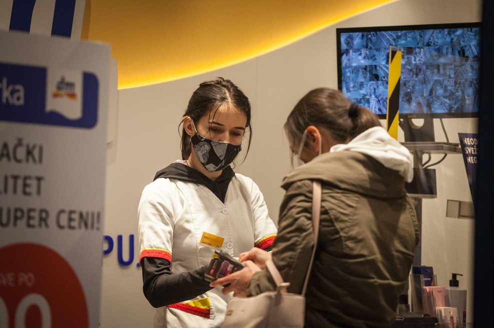 Srbija je prvič po dveh tednih zabeležila manj kot šest tisoč dnevnih okužb (foto: profimedia)