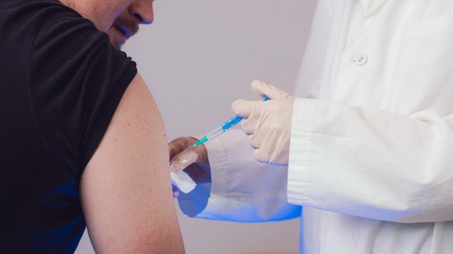 V ZDA v petek zvečer dovolili izredno uporabo cepiva proti covidu-19 (foto: profimedia)