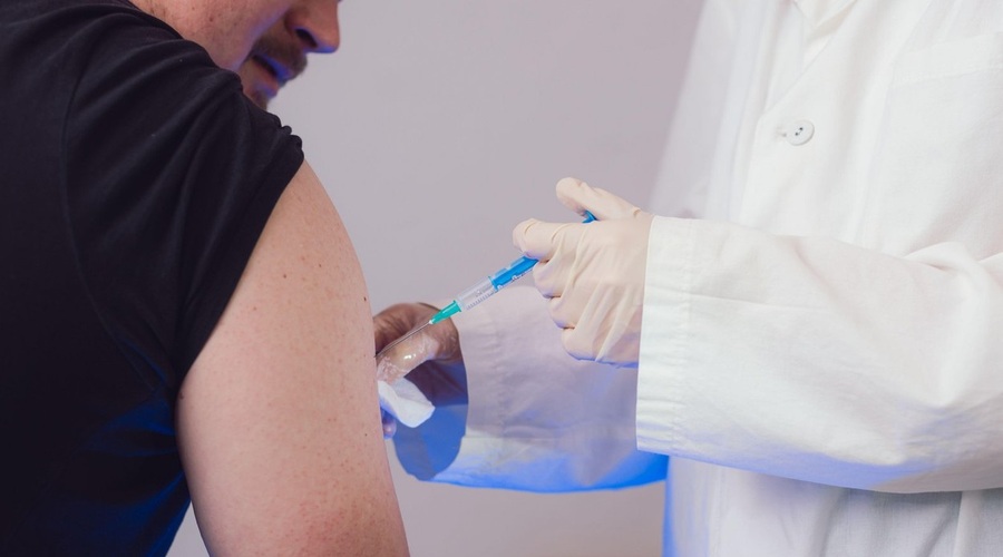 V ZDA v petek zvečer dovolili izredno uporabo cepiva proti covidu-19 (foto: profimedia)