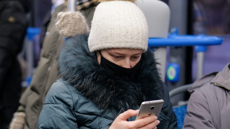 Omejitve za zajezitev epidemije podaljšane, namesto šalov in rut izključno maske