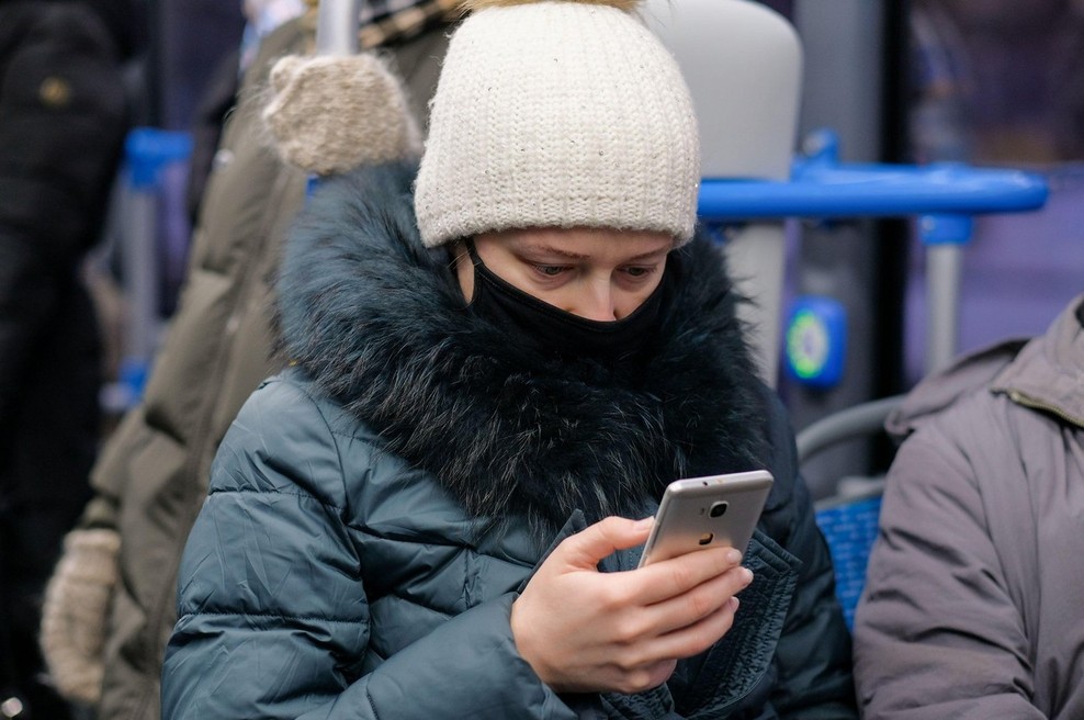 Omejitve za zajezitev epidemije podaljšane, namesto šalov in rut izključno maske (foto: profimedia)