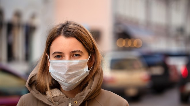 Vlada omilila ukrep nošenja zaščitne maske na odprtih javnih krajih in prostorih (foto: Shutterstock)