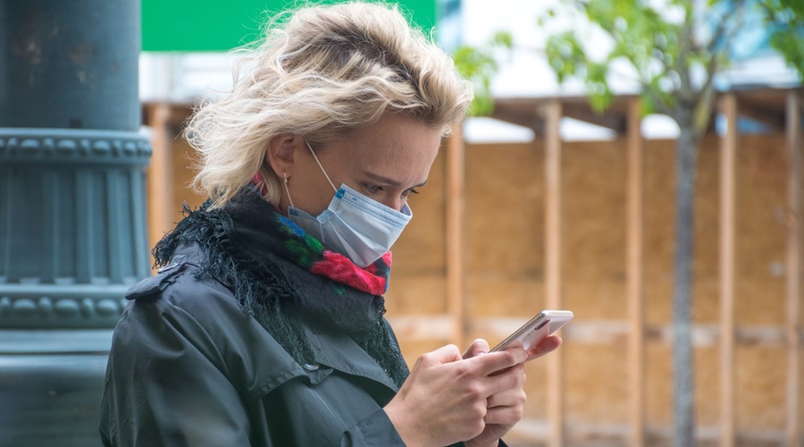 Tukaj najdete navodila, kako si namestite mobilno aplikacijo #OstaniZdrav (foto: Shutterstock)