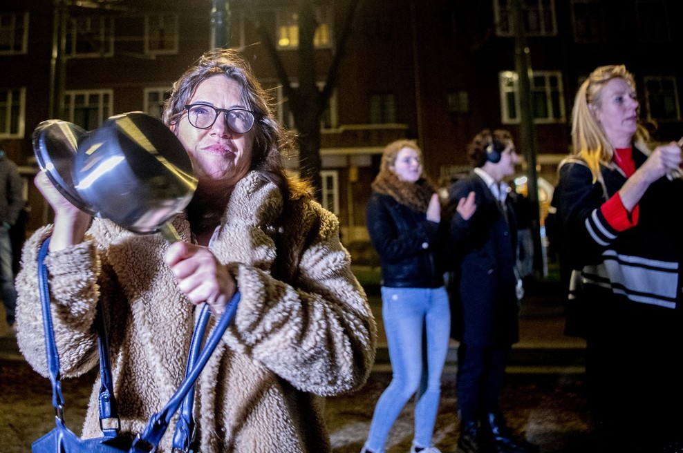 Protestniki pred pisarno premierja, ki nasprotujejo ostrejšim ukrepom. (foto: Profimedia)