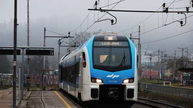 Novi Stadlerjev vlak po sprostitvi potniškega prometa v Ljubljano pripeljal prve potnike (foto: Daniel Novakovič/STA)