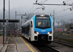 Novi Stadlerjev vlak po sprostitvi potniškega prometa v Ljubljano pripeljal prve potnike