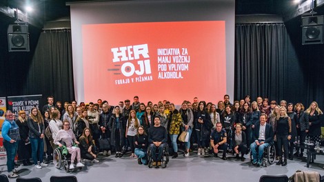 Celostno učinkovit ter javno odobravan projekt Heroji furajo v pižamah, sofinanciran od Ministrstva za zdravje in Javne agencije RS za varnost prometa, je prepoznala tudi Evropska komisija in ga v letu 2018 nagradila z nagrado Excellence in Road Safety, v 2019 pa mu dodelila še prestižno nagrado Jacques Barrot Grand Prize za najboljši projekt v Evropi na področju prometne varnosti v obdobju zadnjih štirih let.