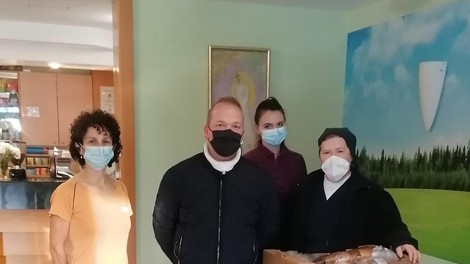 Rok Petek je darove pripeljal tudi v Dom Tisje v Litiji.