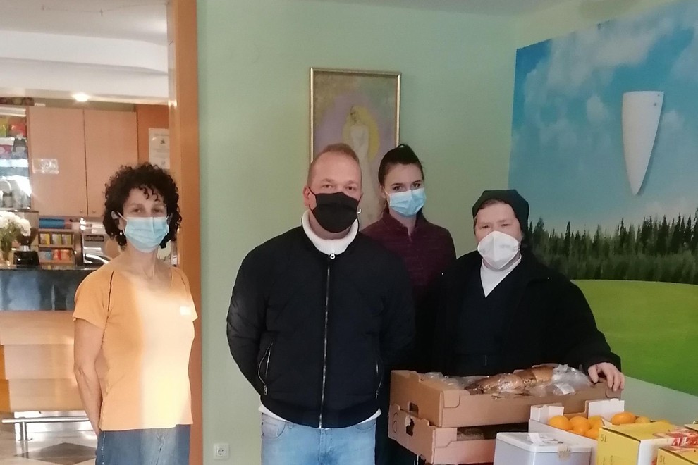 Rok Petek je darove pripeljal tudi v Dom Tisje v Litiji.