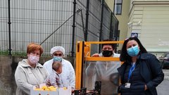 Donacije v UKC Ljubljana je Tini, Špeli in gospodu Čedu predala Ana iz društva Mali plac za prihodnost.