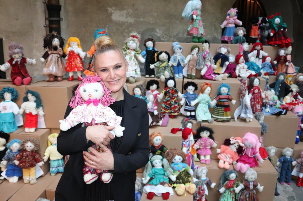 Tudi pevka Nuša Derenda vsako leto podpre Unicefov projekt Punčke iz cunj. (foto: Foto: Arhiv)