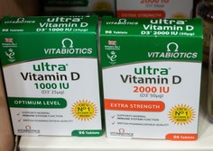 Strokovnjaki niso našli dovolj dokazov, da vitamin D ščiti pred covidom-19
