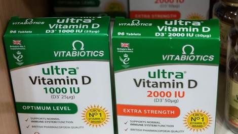 Strokovnjaki niso našli dovolj dokazov, da vitamin D ščiti pred covidom-19