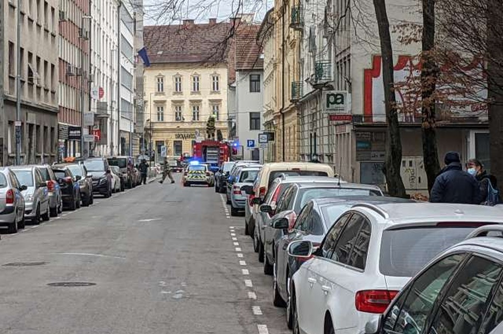 Pisemska pošiljka z belim prahom prispela tudi na sedež stranke DeSUS (foto: STA)
